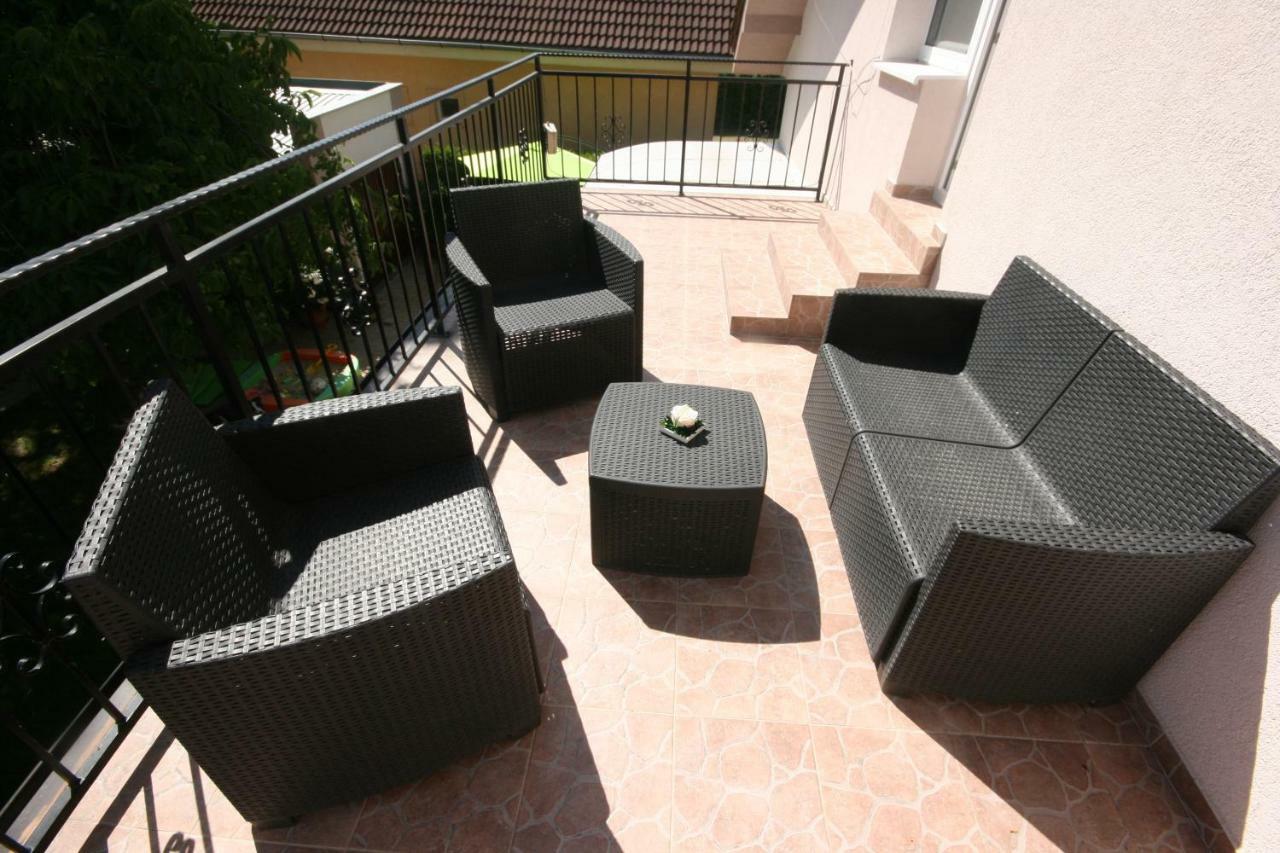 Walnut Apartment With Sauna And Pond Topolcany Ngoại thất bức ảnh