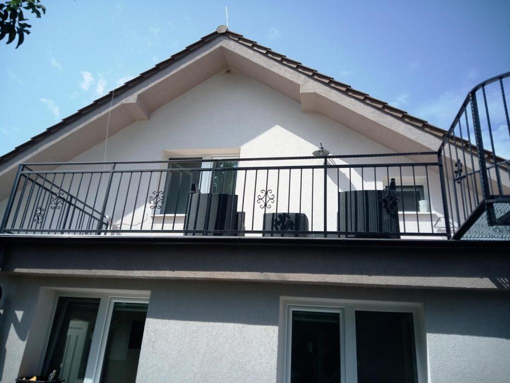 Walnut Apartment With Sauna And Pond Topolcany Ngoại thất bức ảnh